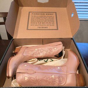 Tecovas Annie Hearts – Rose Gold Goat – Size 9.5 B – BRAND NEW (Limited Edition)